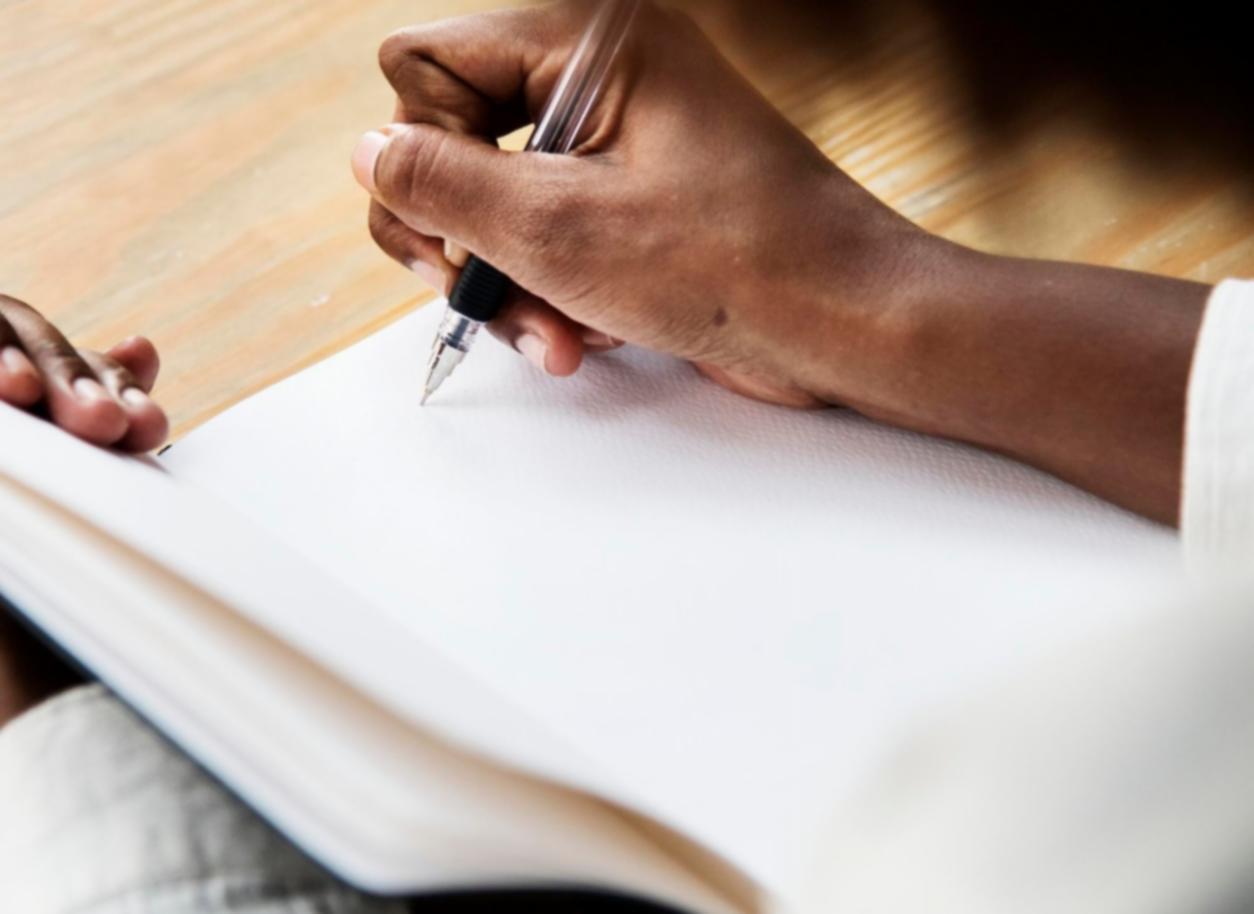 Menschen in einer interaktiven Lernsitzung, die gemeinsam an realen Finanzszenarien arbeiten